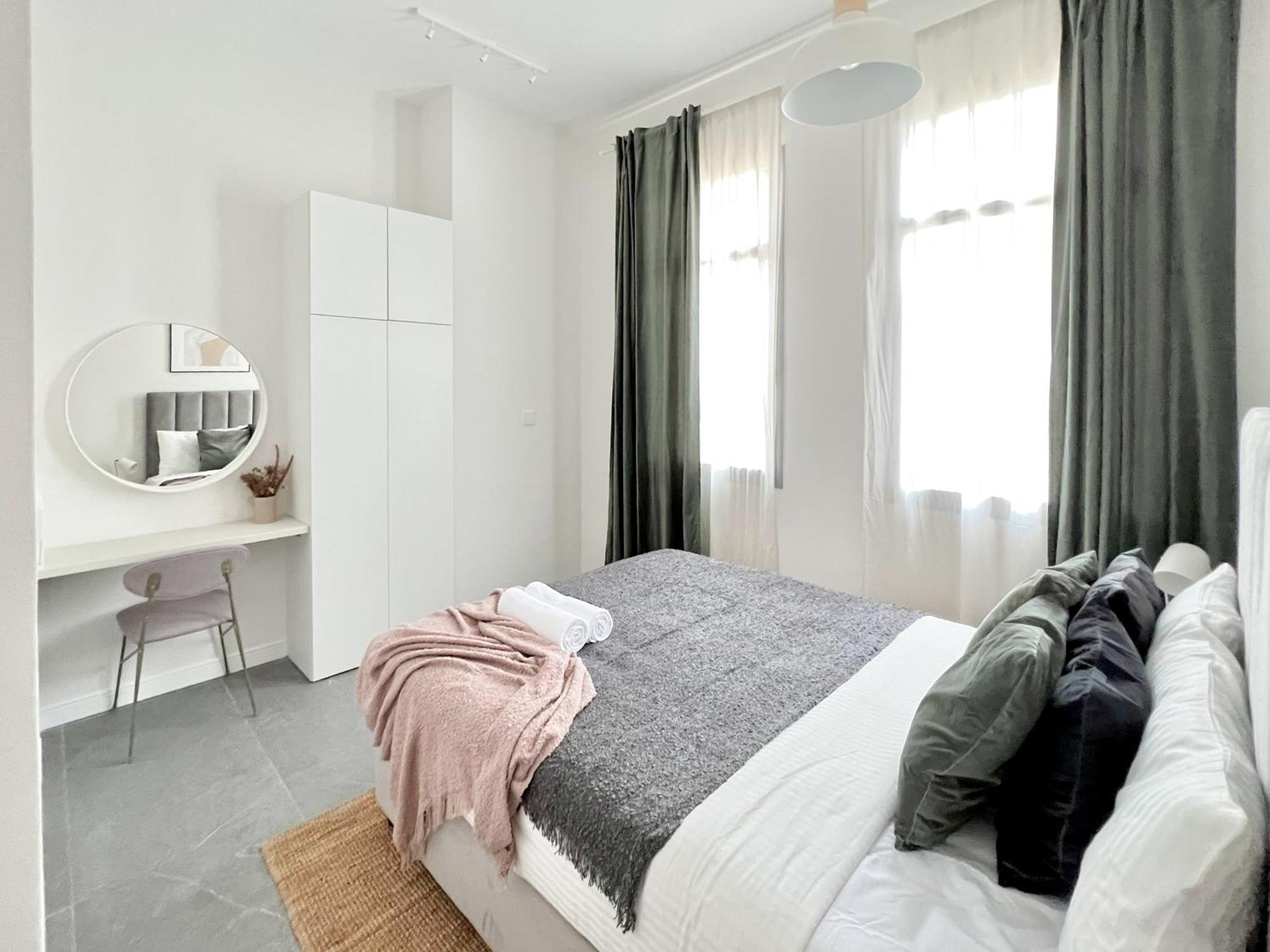 Apartment Favdubai Presents Cozy 2br Just A Few Steps To Jbr & Bla Bla With Amazing Marina Yachts View, Pool & Gym & Parking Housekeeping Service Upon Request Enjoy The Part Of Dubai